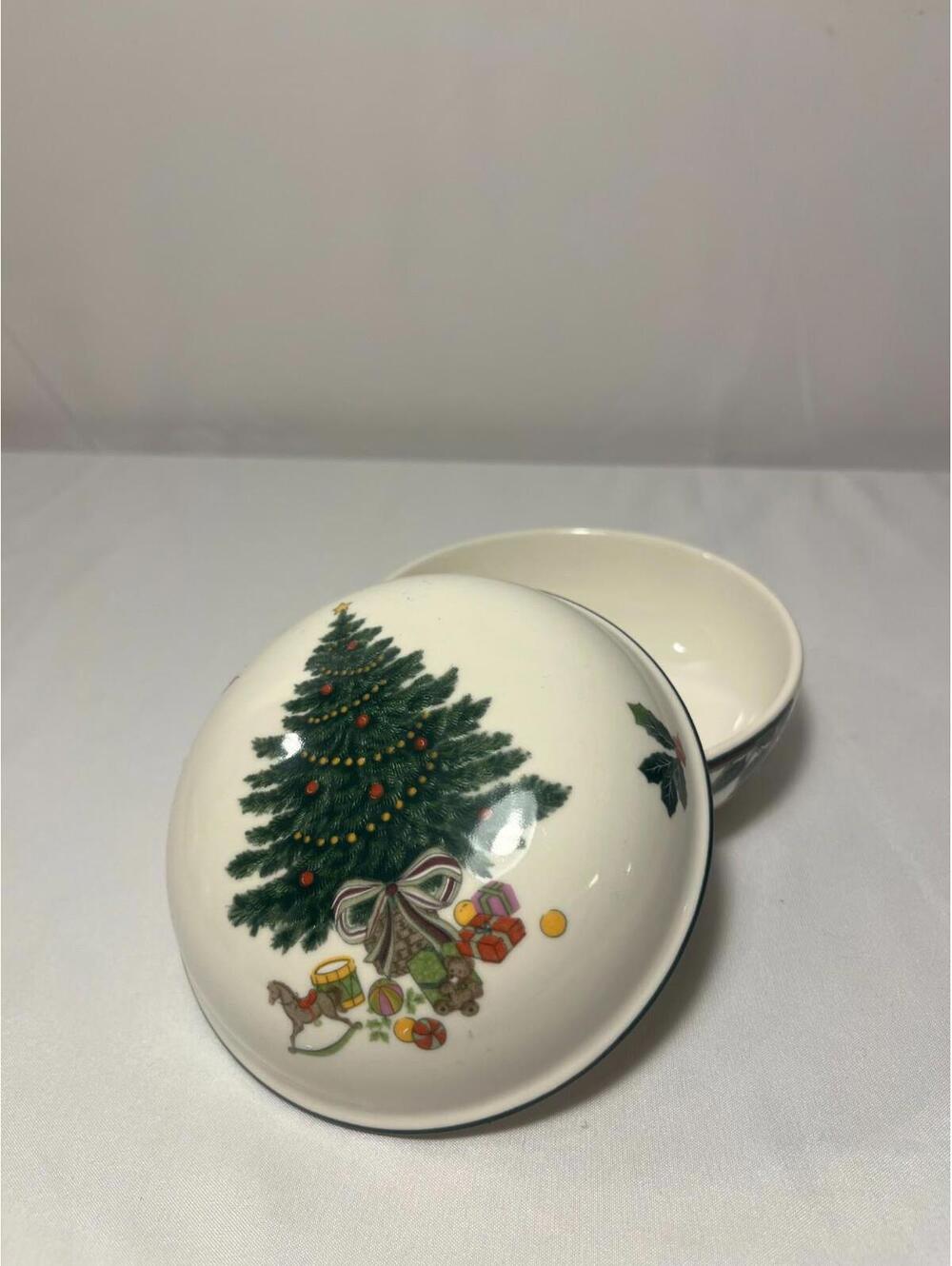 Mikasa Christmas Story Covered Dish/Bowl Ceramic Holiday CAB08